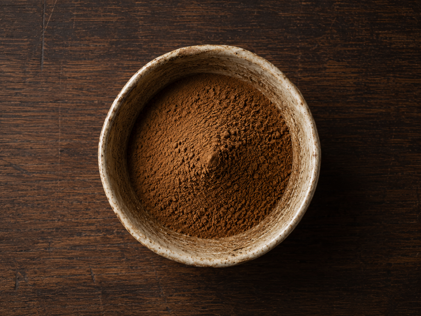 Hojicha tostado en bowl de cerámica